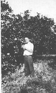 harold dagion eating grapefruit west palm beach fl 1930.jpg